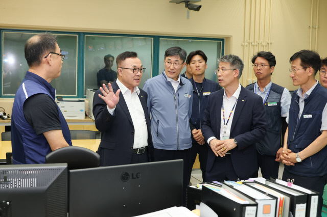 황주호(왼쪽에서 두 번째) 한국수력원자력 사장이 한울 3호기 현장에서 직원들과 대화를 나누고 있다. <한국수력원자력 제공>